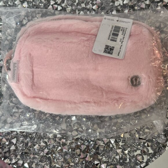 Lululemon Everywhere Belt Bag Plush Fleece strawberry milkshake furry fuzzy - Picture 2 of 10